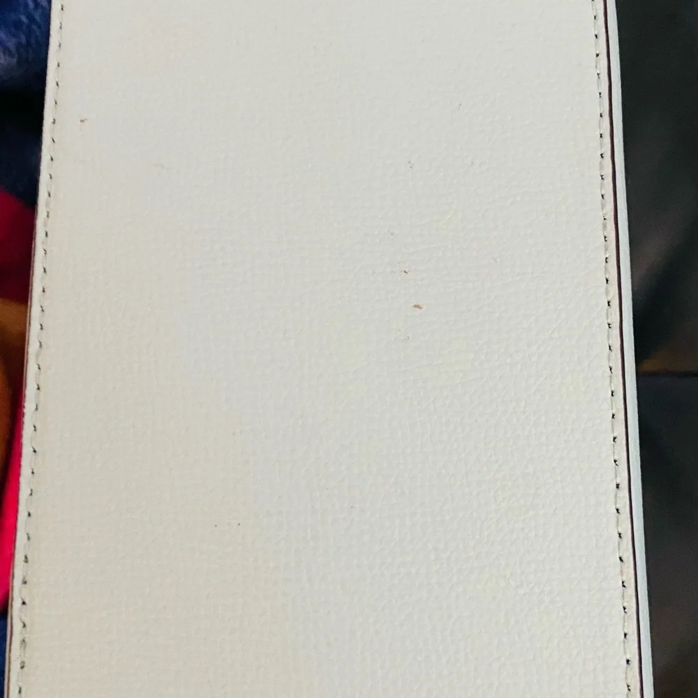 Stunning and Classic Kate Spade Purse. - Picture 6 of 7